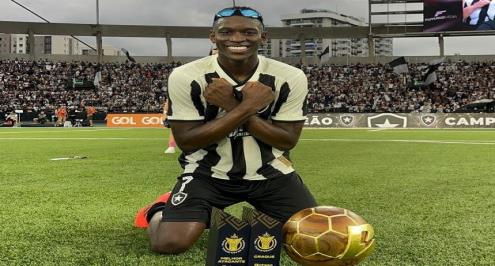 منافس الأهلي المحتمل.. لويز هنريكي نجم بوتافوجو يفوز بجائزة أفضل لاعب في الدوري البرازيلي